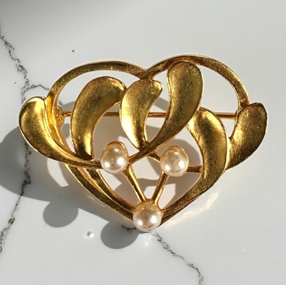 Vintage MMA Metropolitan Museum Gold Plated Pearl Heart Flower Brooch Pin